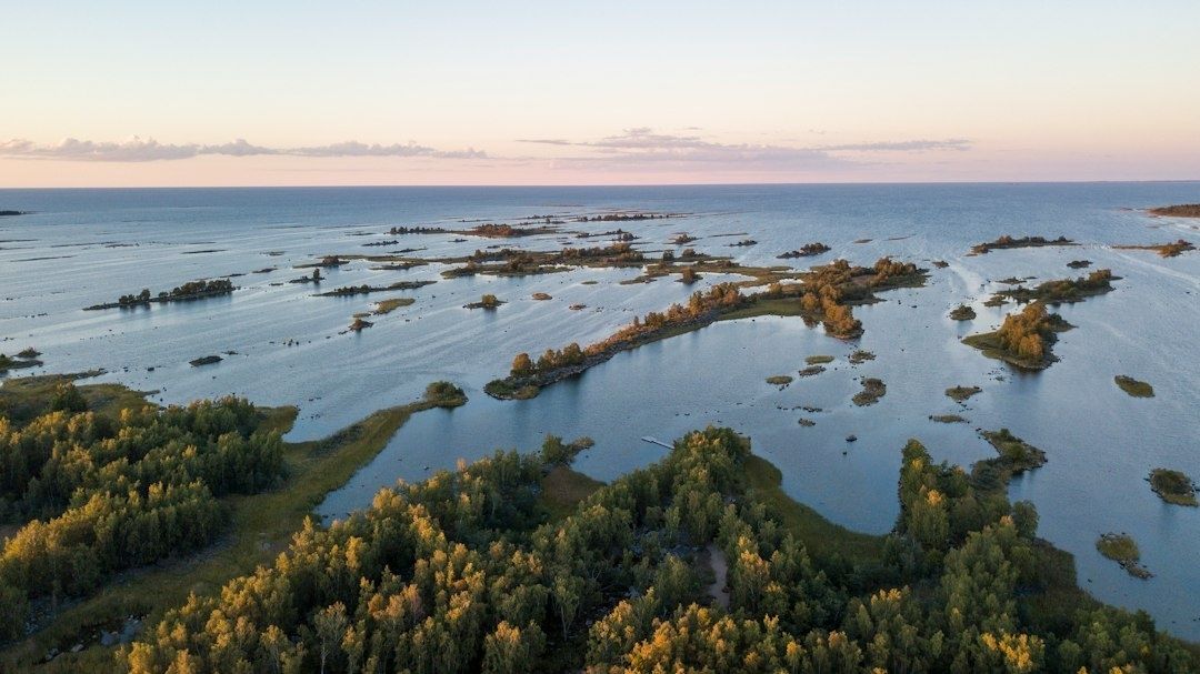 Ilmakuva Merenkurkun saariston matalista luodoista ja metsäsaarista